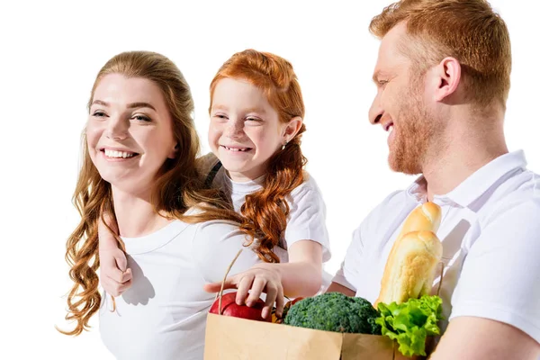 Familia feliz con bolsa de comestibles - foto de stock