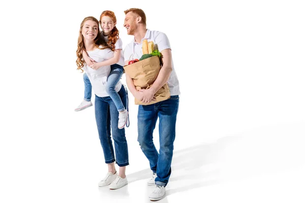 Familia feliz con bolsa de comestibles - foto de stock