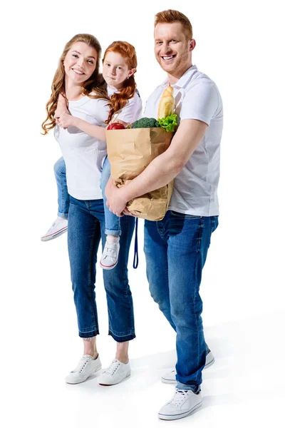 Familia feliz con bolsa de comestibles - foto de stock