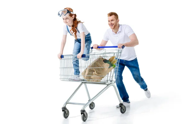 Padre e hija con carrito de compras - foto de stock