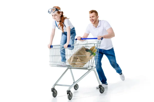 Padre e figlia con carrello della spesa — Foto stock