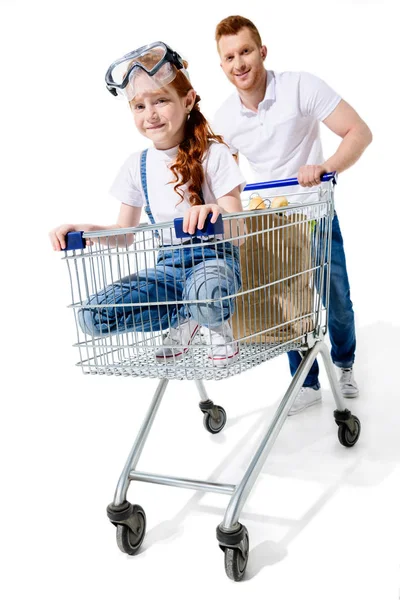 Padre e hija con carrito de compras - foto de stock