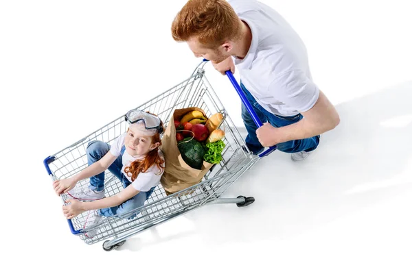 Vater und Tochter mit Einkaufswagen — Stockfoto