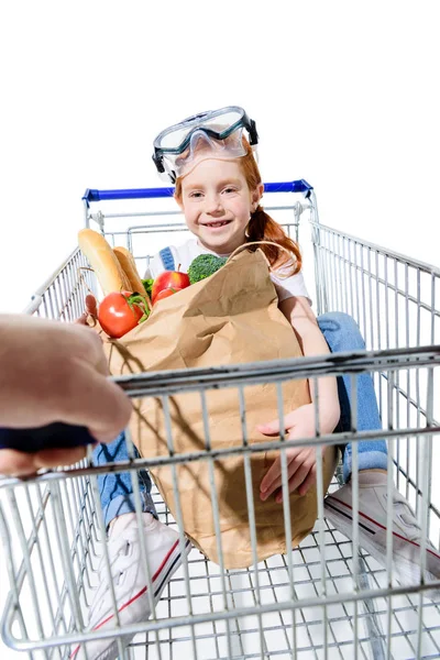 Padre e hija con carrito de compras - foto de stock