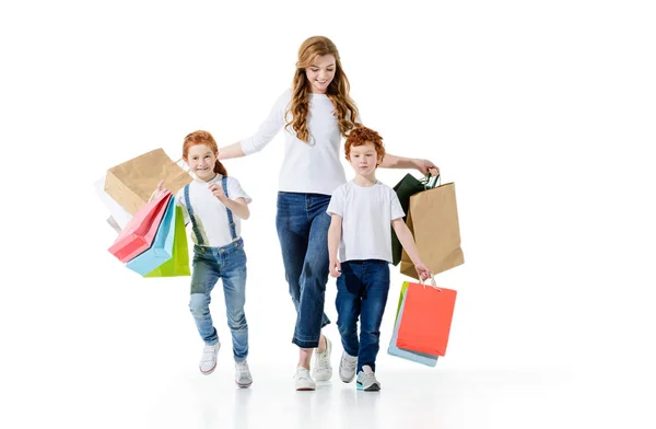 Mère avec des enfants faisant du shopping ensemble — Photo de stock