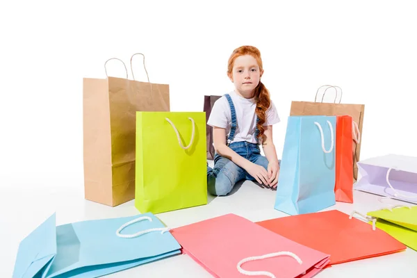 Niño con coloridas bolsas de compras - foto de stock