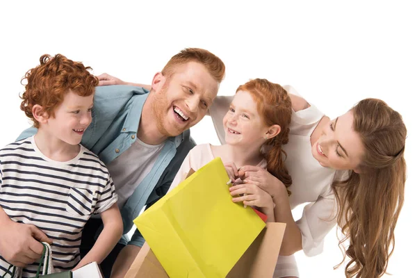 Счастливая семья с сумками — стоковое фото