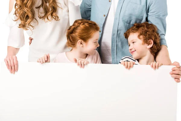 Glückliche Familie hält Banner hoch — Stockfoto