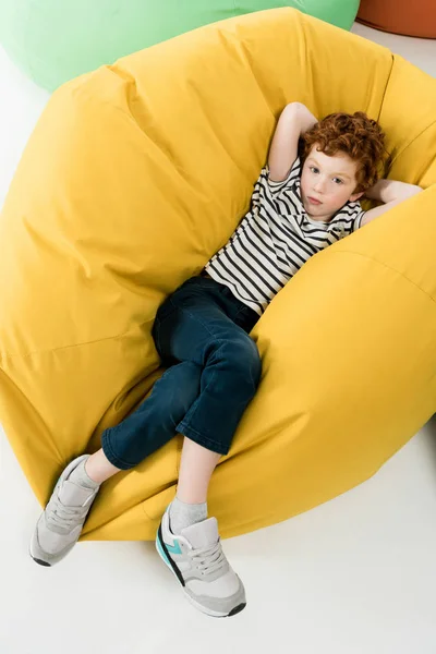 Ребенок на кресле из бобов — стоковое фото