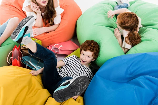 Famille sur des chaises de sac de haricot après le shopping — Photo de stock