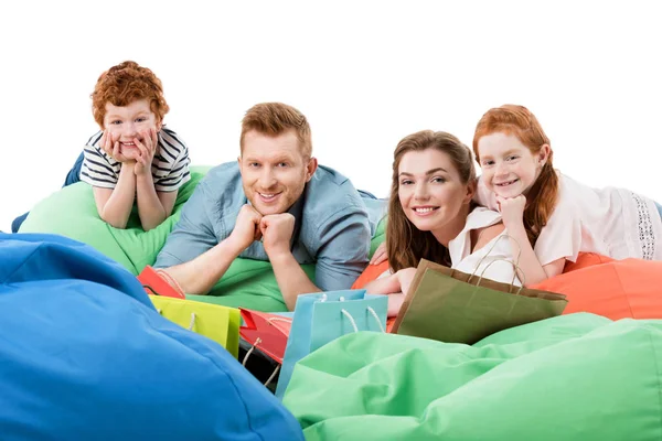 Familia en sillas bolsa de frijol después de ir de compras - foto de stock