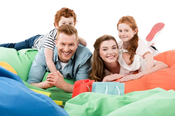 Familia en sillas bolsa de frijol después de ir de compras - foto de stock