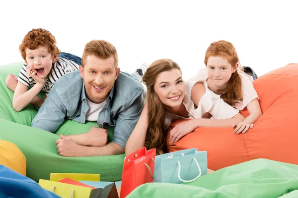 Família em cadeiras de saco de feijão após fazer compras — Fotografia de Stock