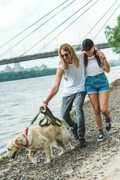 Couple en promenade avec chien — Photo de stock