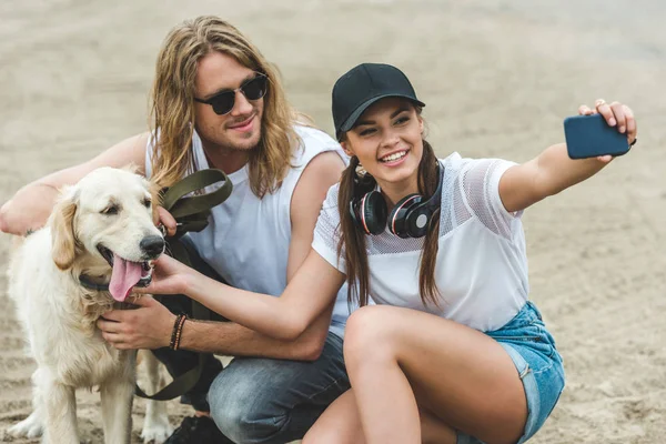 Couple avec chien prenant selfie — Photo de stock