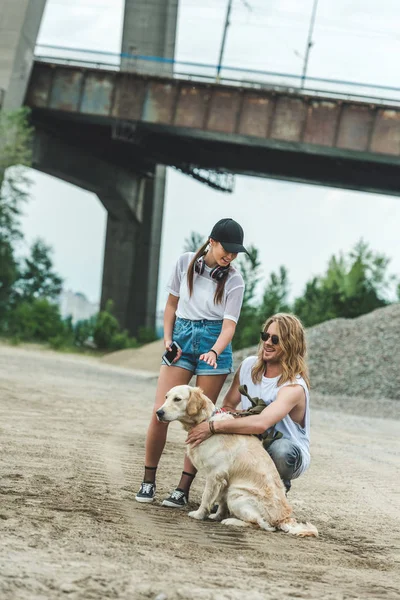 Giovane coppia con cane — Foto stock