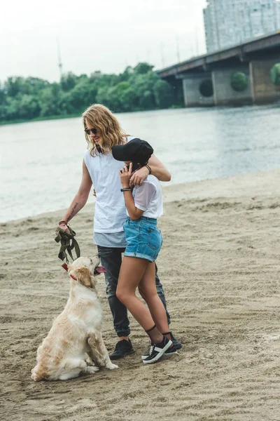 Пара на прогулянці з собакою — стокове фото