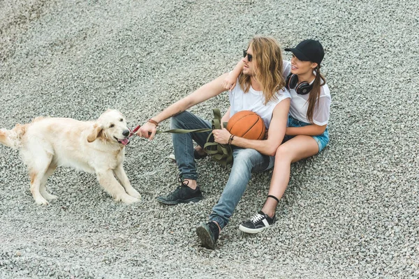 Молода пара з собакою — стокове фото