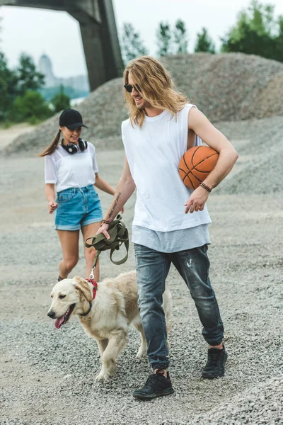 Пара на прогулянці з собакою — стокове фото