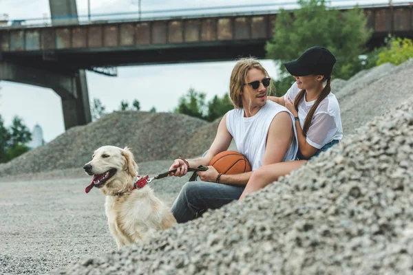 Jeune couple avec chien — Photo de stock