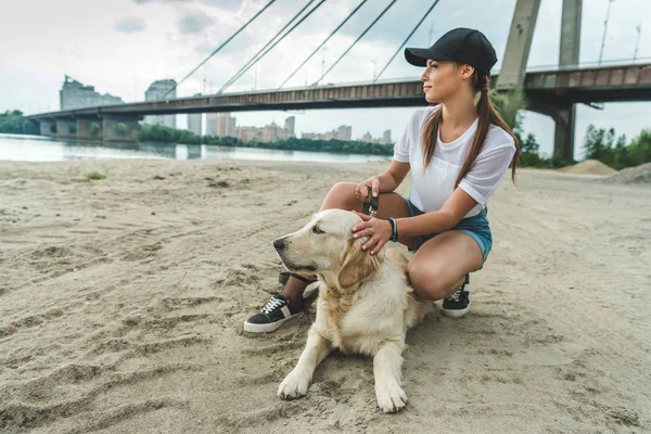 Donna con cane sulla spiaggia — Foto stock