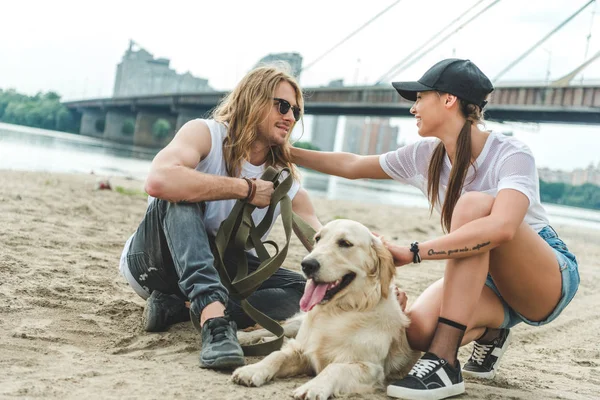 Jeune couple avec chien — Photo de stock