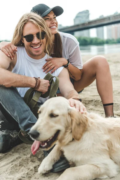 Giovane coppia con cane — Foto stock