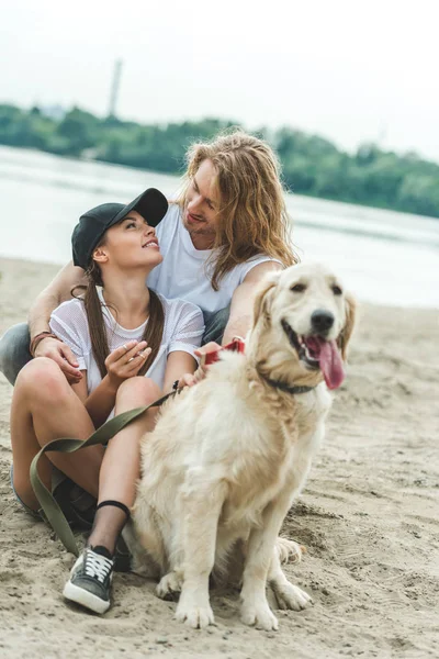 Jeune couple avec chien — Photo de stock