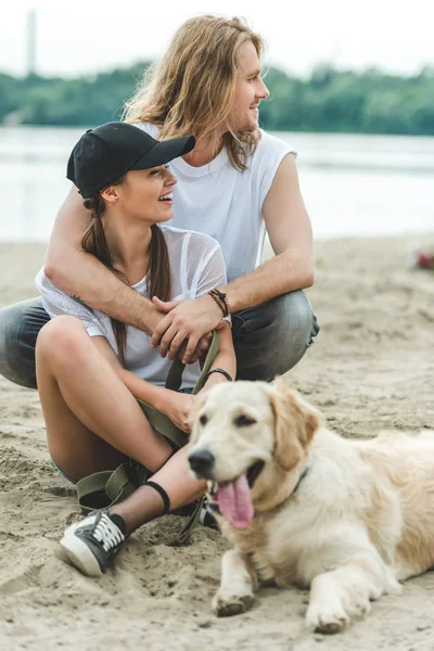 Jeune couple avec chien — Photo de stock