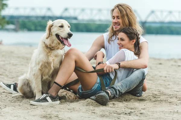 Jovem casal com cão — Fotografia de Stock