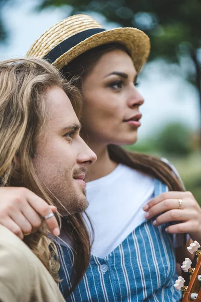 Couple avec guitare dans le parc — Photo de stock