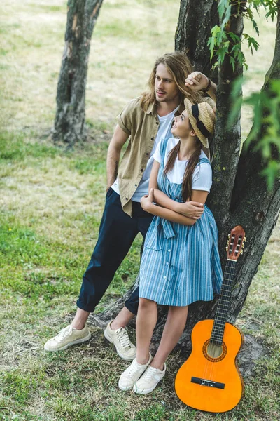 Couple avec guitare dans le parc — Photo de stock