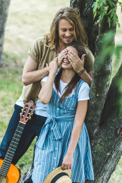 Casal com guitarra no parque — Fotografia de Stock