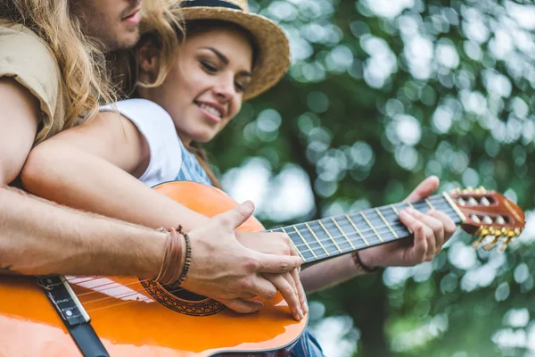 Suonare la chitarra — Stock Photo