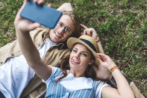 Couple prenant selfie dans le parc — Photo de stock