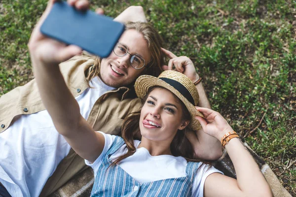 Pareja tomando selfie en parque - foto de stock