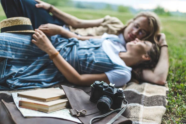 Jovem casal relaxante no parque — Fotografia de Stock