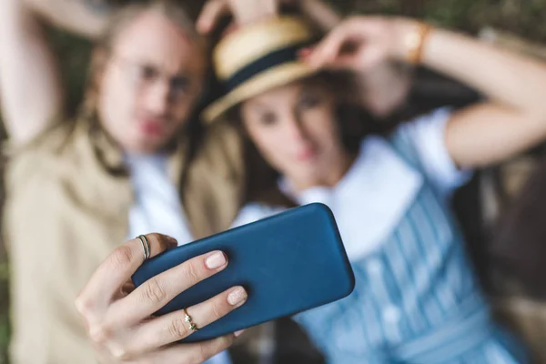 Pareja tomando selfie en parque - foto de stock