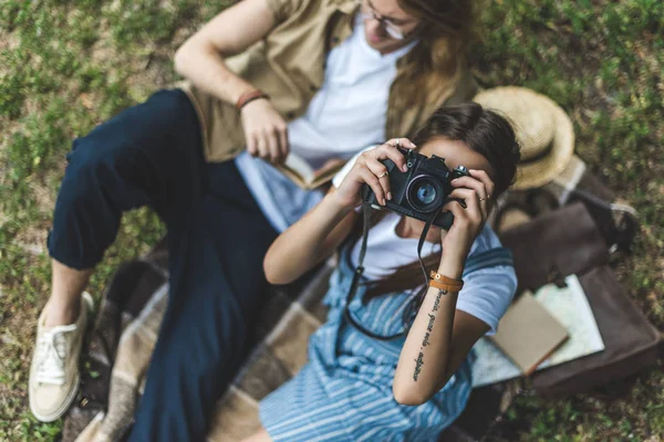 Femme prenant une photo — Photo de stock