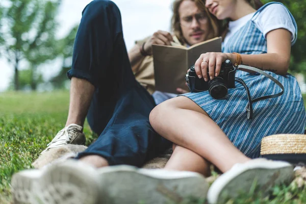 Ehepaar liest Buch im Park — Stockfoto