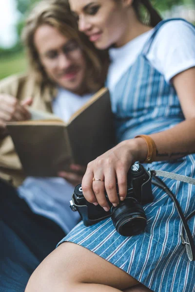 Livre de lecture couple dans le parc — Photo de stock