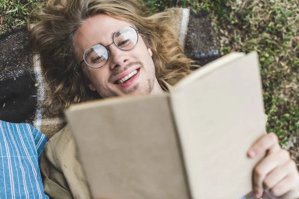 Reading book — Stock Photo