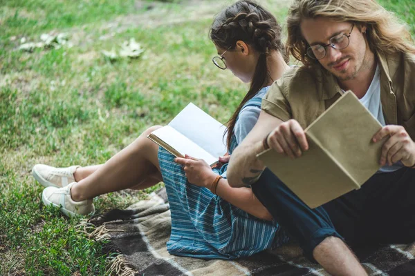 Couple de lecture de livres dans le parc — Photo de stock