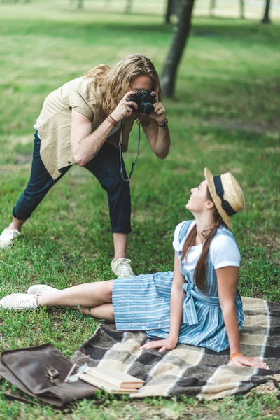 Homme prenant une photo de femme — Photo de stock