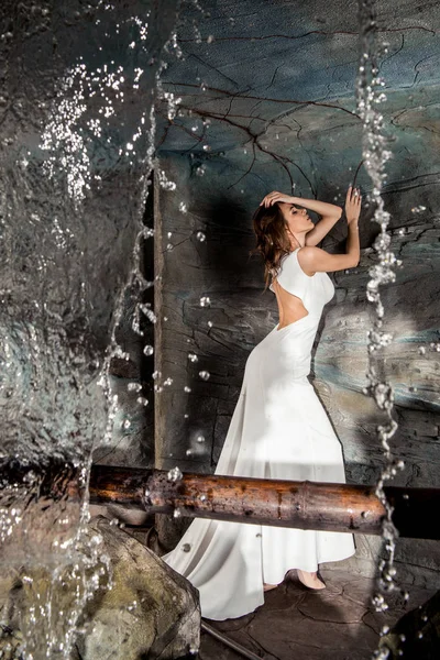 Sinnliche Frau in der Nähe von Wasserfall — Stockfoto
