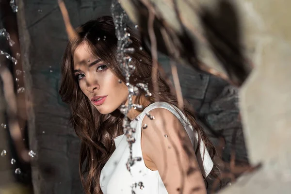 Mulher atraente perto de cachoeira — Fotografia de Stock