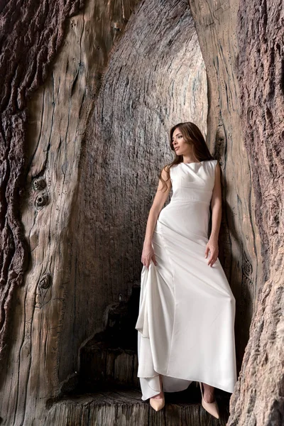 Attraktive Frau im weißen Kleid — Stockfoto