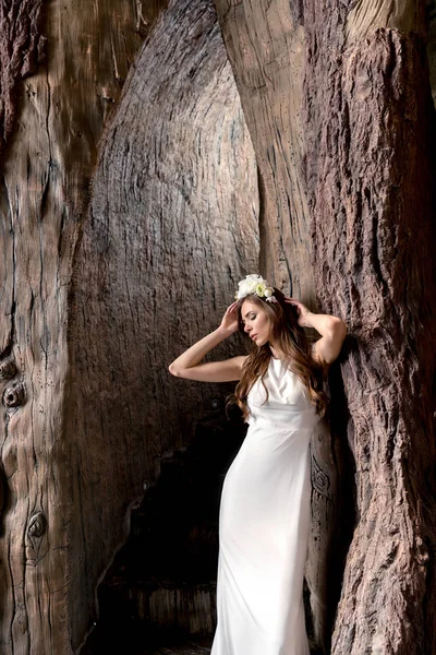 Novia en vestido de novia blanco - foto de stock