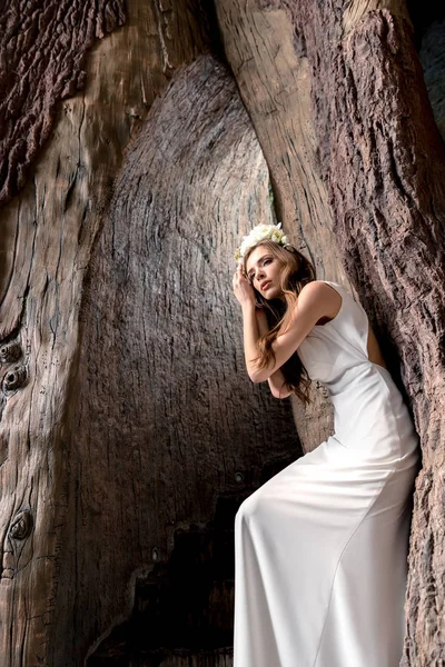Привлекательная невеста в цветочном венке — стоковое фото