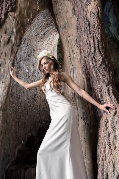 Novia en corona de flores - foto de stock